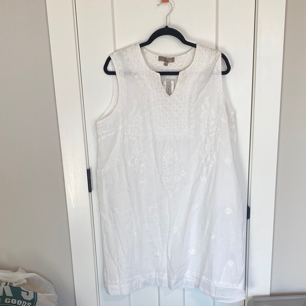 Elegant White Sleeveless Dress